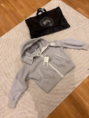 Canada Goose Tjej  - Hej! Säljer en helt ny canada Goose för dunder pris, den är till tjejer, helt ny aldrig använd, allt på bilderna kommer med, hör av dig om du är o intresserad 