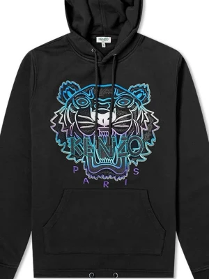 KENZO - Holiday Capsule Limited Edition Tiger Hoodie - Självklart äkta, photon på lappar/sömmar osv kan skickas om så önskas. Tröjan är av märket KENZO, modell: Holiday Capsule Limited Edition Tiger Hoodie. Nypris ligger runt 5-7.500kr. (Köptes ny för 6.499kr).  Tröjjan är endast använd några fåtal gånger då den tyvär är en storlek för liten för mig. (Tröjjan till SALU är strk L). Billigaste begagnade av samma modell finns ute för 1600kr. Dessutom k sämre skick . Passa på. 