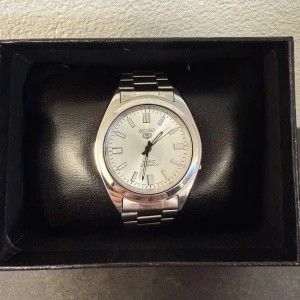 Seiko Klocka - Seiko Quartz Klocka  Seiko Quartz 21 Jewels i 38mm | Nypris 2999 | Mitt pris 1000 | Klockan är i väldigt bra skick | Priset är ej hugget i sten |