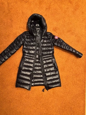 Svart lång dunjacka från Canada Goose - Snygg svart lång dunjacka från Canada Goose.