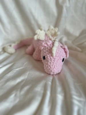 Virkad drake  - Draken är ca 43 cm lång 💕 Den har Säkerhetsögon som inte rekommenderas för barn under tre år! 