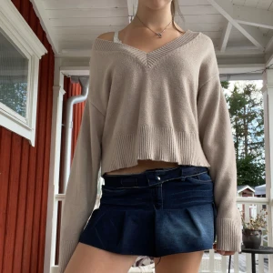 Super snygg beige tröja med v-ring! - En super snygg tröja som passar allt! Den är ifrån bikbok och är i storlek xs. Passar perfekt till en avslappnad stil och på hösten/vintern är den helt perfekt! Super skön och så fin! Använd få gånger