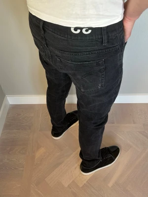 Dondup George Jeans - Tja säljer nu dessa riktigt snygga och populära Dondup jeansen i storlek 32 där nypris är cirka 4000kr modell George, skicket är 9/10 och dem är destroyd från fabrik, vid minsta lilla fundering så är det bara att höra av sig!  Mvh Santén  