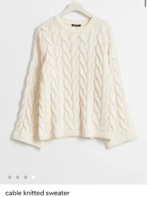 Vit kabelstickad tröja Gina Tricot - Säljer denna stickade tröja från Gina i mjuk, vit bomull. Oversized fit med långa ärmar och ribbade muddar vid hals, ärmslut och nederkant. Använd fåtal gånger, som ny☺️