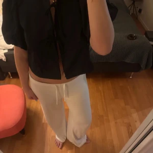 Svart blus  - Så snygg blus från Gina Tricot!!! Använd typ två gånger 🖤🖤🖤