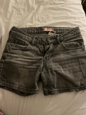 Grå super low waist shorts  - Säljer ett par gråa denimshorts som är i storlek 152 i men skulle säga att de passar xxs/xs