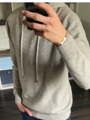 Riktigt snygg kashmir tröja - Säljer denna riktigt snygga kashmir tröja för ett bra pris! Kan sänka mig lite i priset vid snabb affär:) kolla gärna in mina andra annonser så kan vi lösa riktigt bra packetdeal vid köp av flera saker! Vet inte märke så klickar i raffe i beskrivningen då man behöver ett varumärke för att kunna lägga ut.