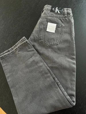 Calvin Klein Jeans - Säljer helt nya ”Calvin Klein 90s straight” jeans. Nypris 1400kr.  Storlekarna som finns är: W24 W25 W26 W27