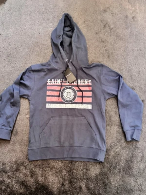 Yves Saint Laurent mörkBlå hoodie - Yves Saint Laurent mörkblå hoodie i storleken S slimfit, passar XS. Helt ny med lap kvar