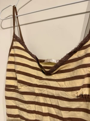 Gul/brun randigt linne - Supersött linne med markerade kupor och mjukt material.