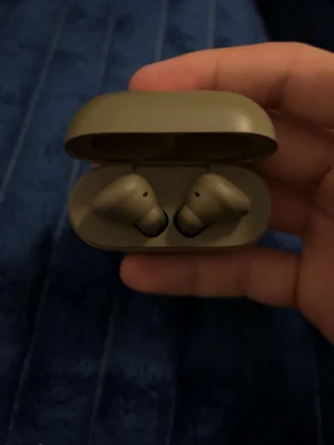 Sony WF-1000XM4 - Sony WF-1000XM4 trådlösa hörlurar i original laddningsetui. Färgen är beige/guld och hörlurarna ser ut att vara i gott skick utan synliga repor eller skador. Perfekt för brusreducering och hög ljudkvalitet. Laddningsetui med LED-indikator.