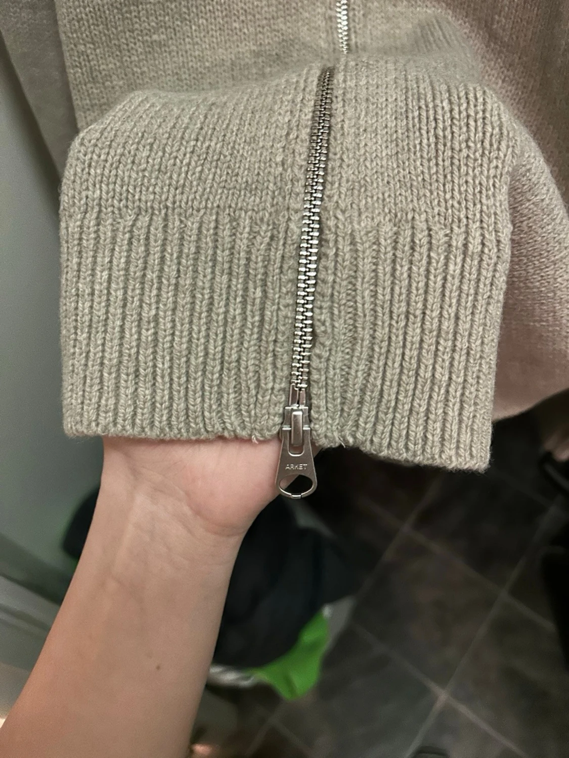 Beige stickad kofta från ARKET - 3