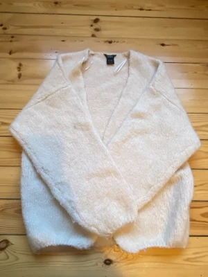 Beige stickad kofta från Lindex - Mysig och fluffig beige stickad kofta från Lindex i storlek XS/S. Hittar inga defekter 