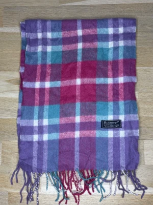 BurBerry Halsduk - BurBerry Halsduk| Storlek: NO SIZE| Skick: 9/10| Pris: 299kr| Priset går alltid att diskutera!|