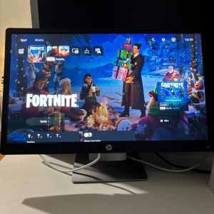 Gaming Skärm - HP-skärm Skärmen kan höjas/sänkas, vridas och lutas, vilket gör den bekväm att använda både för gaming och vardag.  60 Hz - justerbar i höjd/vrid/lut) Mycket bra skick - inget fel eller defekter!  Kan mötas och fraktas