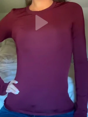 Vinröd långärmad topp från Lager 157 - Vinröd långärmad topp från Lager 157, modell CAISA. Tight passform men också stretchigt.💕 