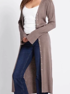 Lång ribbad cardigan - Säljer en brun beige, lång, ribbad cardigan. Aldrig använt!