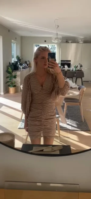 Beige klänning  - Beige klänning från nakd, endast testad! 