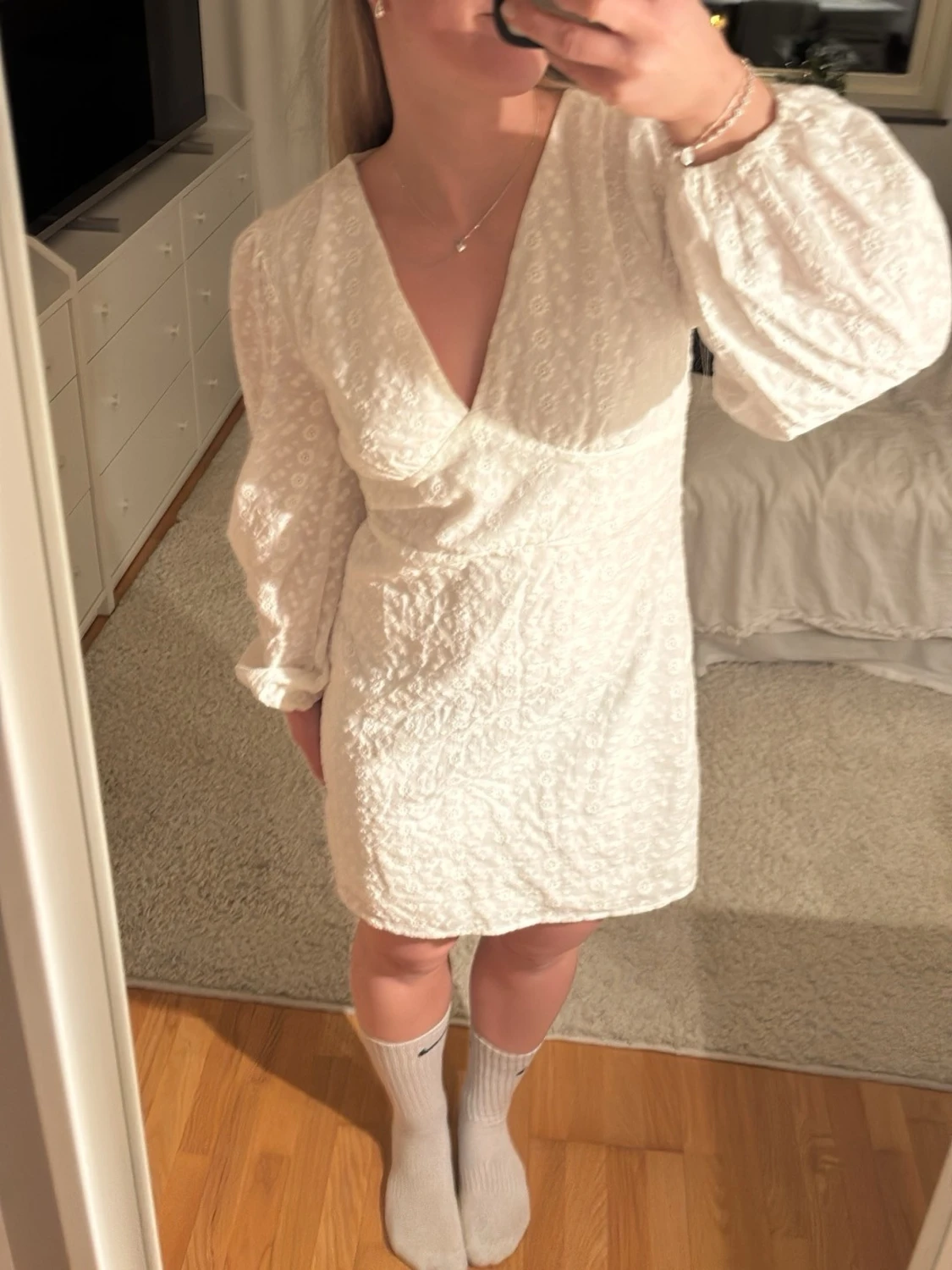 Vit kort klänning med broderade blommor