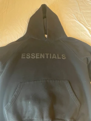 Svart essential fear of god hoodie - Svart essentials hoodie i bra skick storlek M