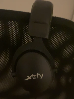 Xtrfy H1 Gaming Headset - Xtrfy H1 är ett kabelanslutet gamingheadset med over-ear design för maximal komfort under långa spelsessioner. Robust bygelskonstruktion och slitstark kabel. Headsetet ser ut att vara i gott skick utan synligt slitage eller defekter. Perfekt för e-sport och gaming.