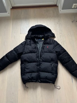 Polo Ralph Lauren vinterjacka - Säljer denna polo ralph lauren vinter jacka. Storlek S, nyskick. Priset billigt pga osäker på äkthet !. Varm skön och snygg.