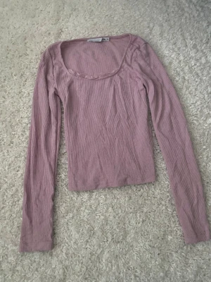 Rosa ribbad långärmad topp lager 157 - Säljer en rosa ribbad långärmad topp från lager 157 i storlek M. Toppen har en spetsdetalj vid i u ringningen, knappt använd 