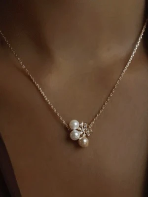 Ioaku snowdrop pearl halsband i guld - Ioaku snowdrop pearl halsband i guld. Aldrig använt och är i limited edition. 