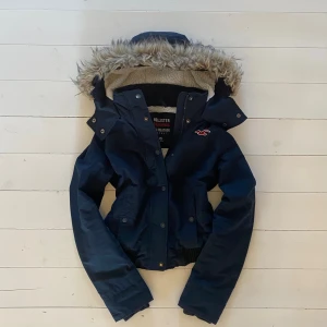 Vintage Hollister jacka - Mörkblå 2000s Hollister All-Weather Jacket med päls.