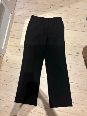 Svarta kostymbyxor - Köpta i korea därav storlek 70, vilket motsvarar en S.  Sparsamt använda & i fint skick. Midwaist