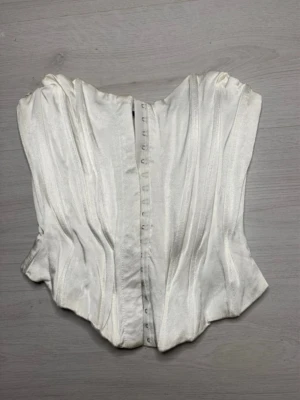 Zara satin korsett  - Korsett / topp från Zara i satin   Passar xs–m    Korsettens stavar pickar upp ibland vid armhålan men kan tryckas ner igen (se sista bild)