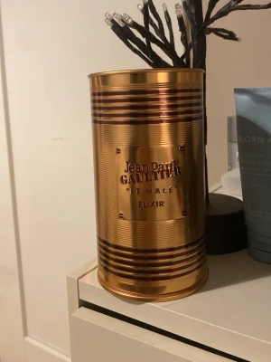 Jean Paul Gaultier Le Male Elixir 75 ml - Snygg och unik parfym med metallisk design från Jean Paul Gaultier. Le Male Elixir är ett statement på hyllan och passar dig som vill sticka ut. Perfekt för dig som gillar exklusiva detaljer och modern stil.