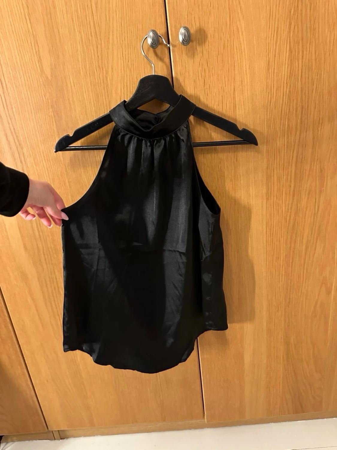 Svart ärmlös halterneck topp i satin 