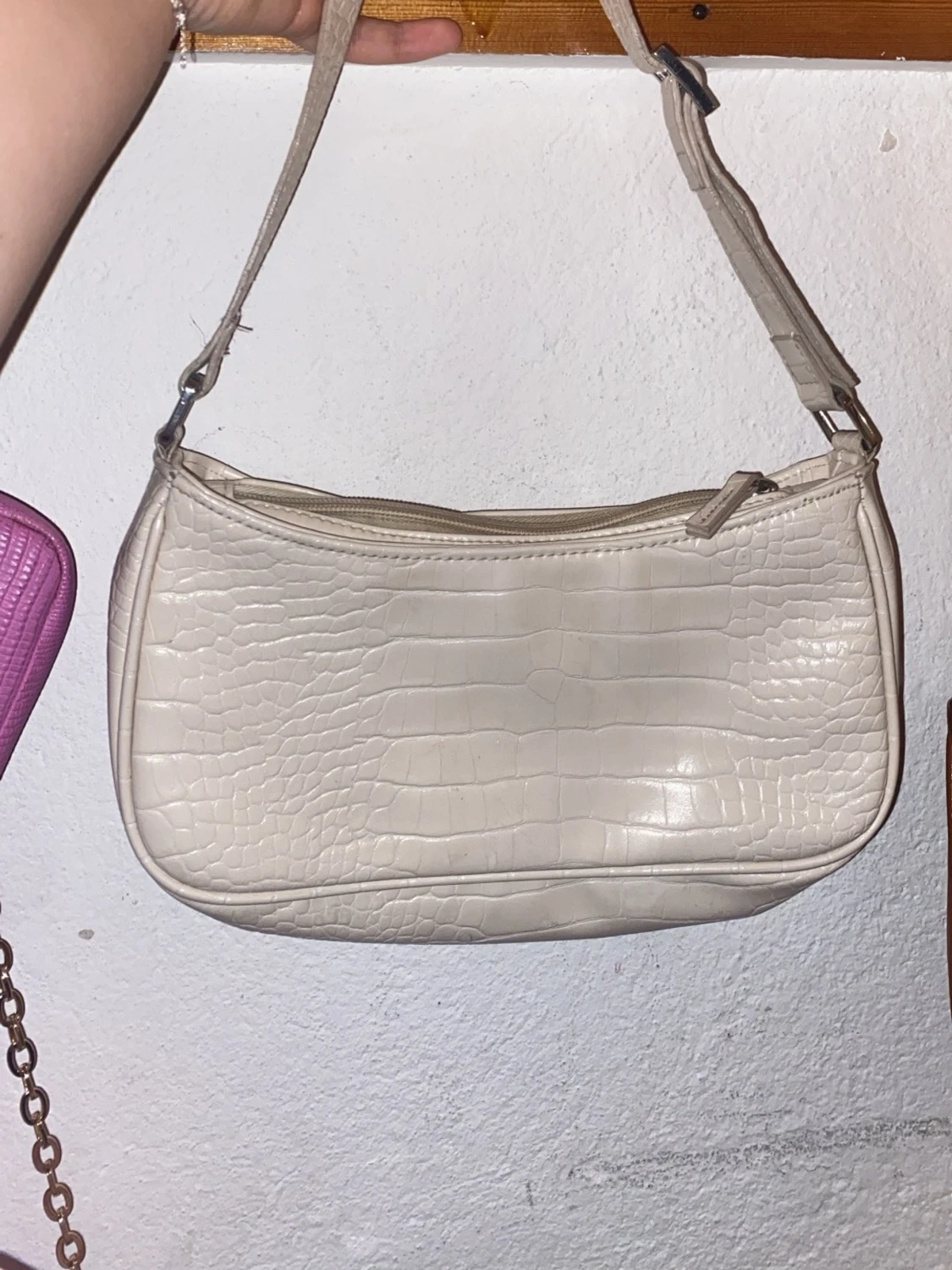 Beige axelväska med krokopräglat mönster