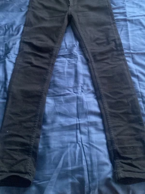 Nudie Lean dean  - Svarta jeans från Nudie Jeans i modellen skinny med klassisk femficksdesign och snygga detaljer på bakfickan. Jeansen är tillverkade i stretchig bomull för en bekväm passform och är W30 och L32