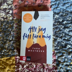 Allt jag fått lära mig - En gripande självbiografi om att växa upp isolerad från samhället och kämpa för utbildning och frihet. Perfekt för dig som gillar starka berättelser om personlig utveckling, familj och att hitta sin egen väg. En bok som inspirerar och berör unga vuxna.  Allt jag fått lära mig - Tara Westover, pocket. Språk -svenska. Originaltitel - Educated a memoir.