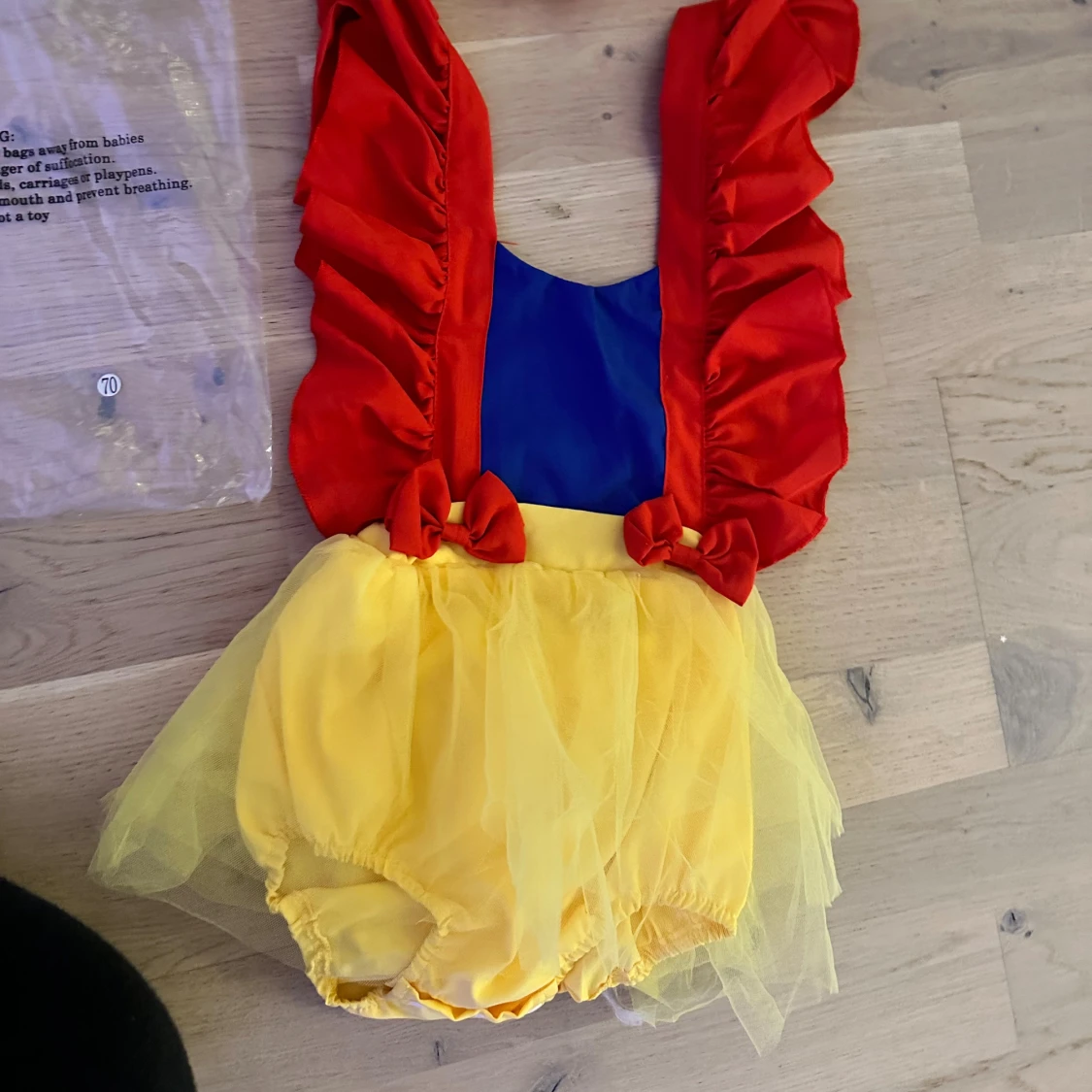 Snövit-inspirerad babyklänning  body med rosett med tillhörande röd pannband - 1