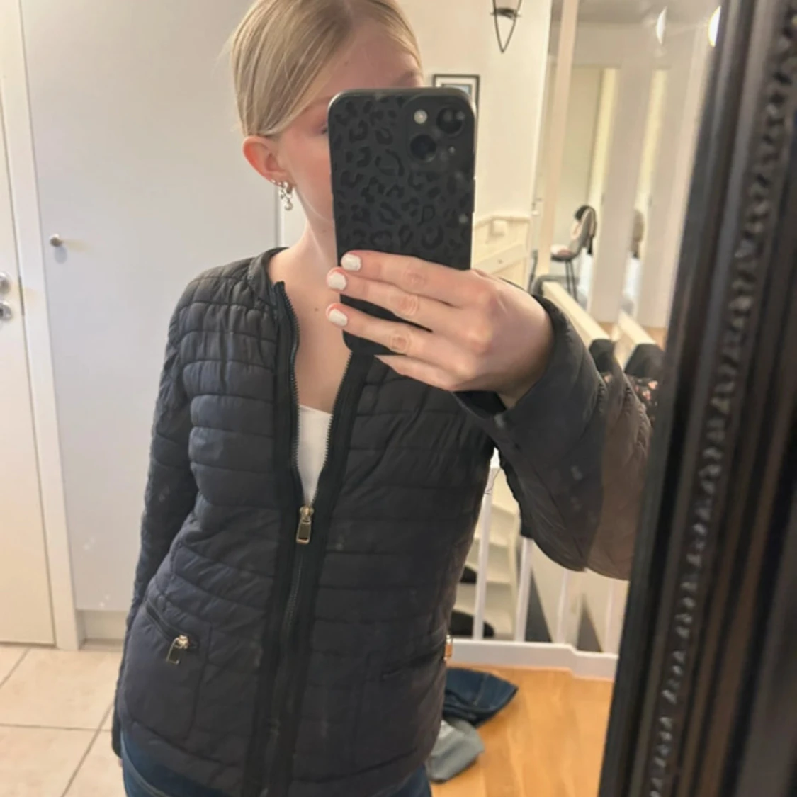 Svart quiltad pufferjacka med dragkedja - 1