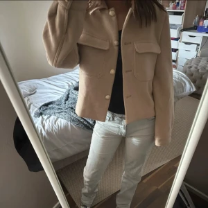 Beige slängkappa från Zara med fickor - Snygg beige slängkappa från Zara, nybar utan prislapp, org. Pris 699kr