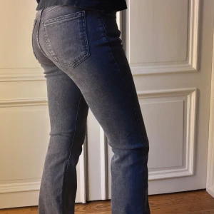 Gråa jeans  - Säljer dessa enkla men snygga gråa jeans då dem var alldeles för små för mig!💕 mid- highwaist på dem.