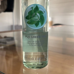 Fuji Green Tea Eau de Cologne - Fräsch Eau de Cologne med grönt te från Japan. Perfekt för dig som vill ha en lätt och uppfriskande doft. Volym: 100 ml. Ungefär halva kvar!