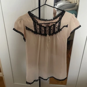 Söt blus - Så söt beige blus med svarta spetsdetaljer från HM, storlek 40!