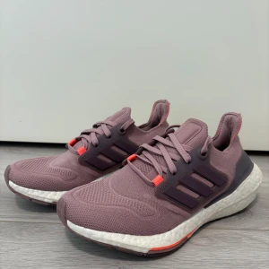 Adidas running shoes - ADIDAS ULTRABOOST 22 Malli: GX5588 Koko: 38 2/3 Ovh: 199e Neutraali askellus  Juuri pestyt.  Postitus/nouto