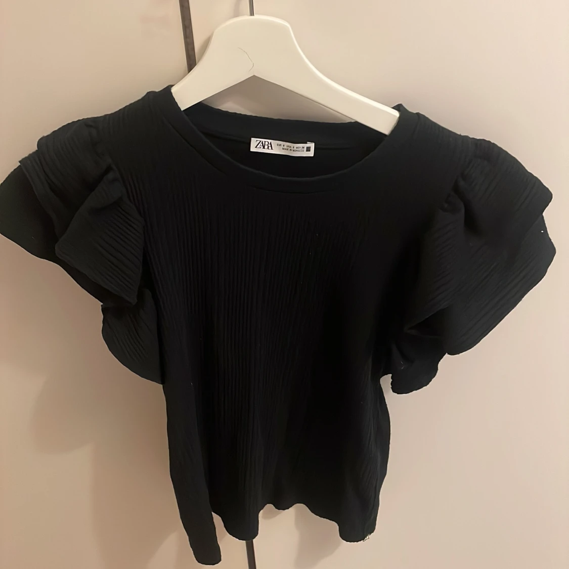 Svart volangärmad topp från Zara