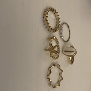 Set med fem trendiga ringar i guld och silver - Fem fina ringar i guld, dock inte riktig! Pris går och diskuteras.