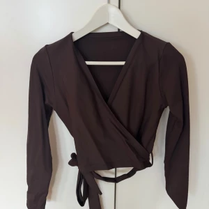 Aimn set. Tröja och byxor - Säljer ett Aimn set i färgen choclate. Setet är använt endast en gång och är i ny skick! Storlek på båda plaggen är S och byxorna är i ”petite”. Jag är 163 lång och byxorna blir cirka 3 cm för långa för mig så perfekt i längd för mig! Nypris för setet är 1400 tillsammans.