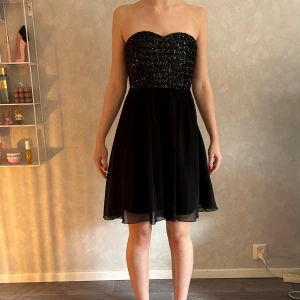 Klänning VILA - En off-shoulder klänning med paljetter från VILA. Storlek S. Jättefint skick, endast testad🖤Perfekt för exempelvis nyår eller fest🎉Skriv vid frågor/ funderingar/ mått! PRISET ÄR ALLTID DISKUTERBART!👗🥰