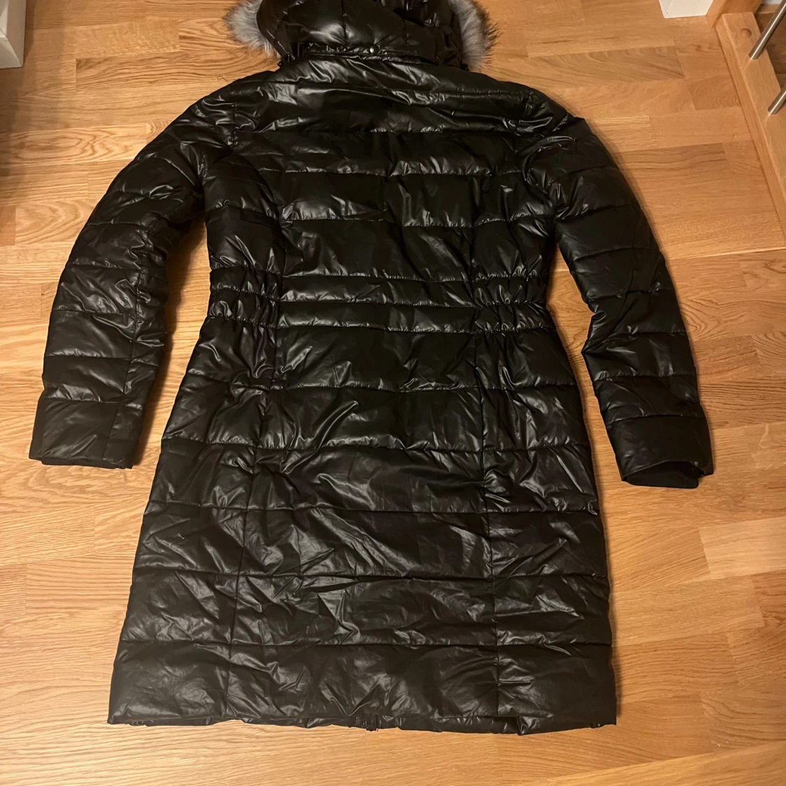 Svart lång dunjacka med fuskpäls - 1