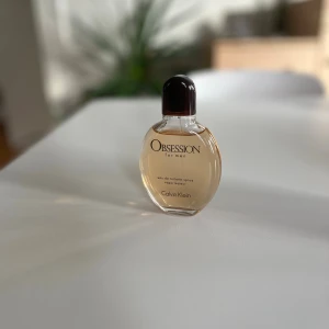 Obsession for Men 75 ml - Klassisk eau de toilette från Calvin Klein, Obsession for Men. 75 ml flaska. Perfekt för dig som vill sticka ut med en ikonisk doft från ett välkänt märke.