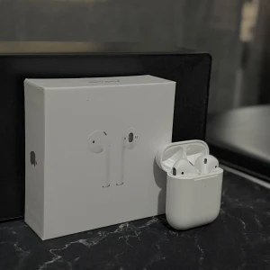 Apple AirPods 1:1 - helt ny - Apple AirPods 2nd Gen med laddningsetui, komplett med originalförpackning, laddkabel och manual. Trådlös anslutning, snabb parkoppling och lång batteritid. Mycket gott skick, inga synliga repor eller skador. Perfekt för musik, samtal och träning.